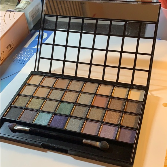 32 color eyeshadow, very good quality - Picture 5 of 5